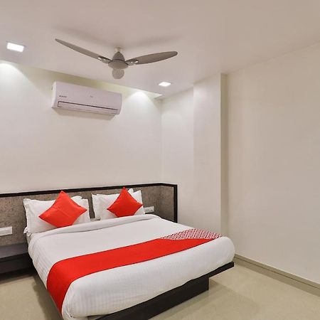 Oyo 23289 Hotel Anmol Palace Ahmedabad Exteriör bild