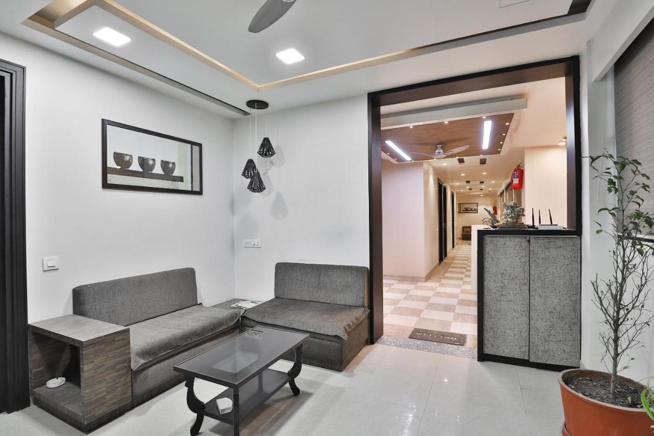 Oyo 23289 Hotel Anmol Palace Ahmedabad Exteriör bild