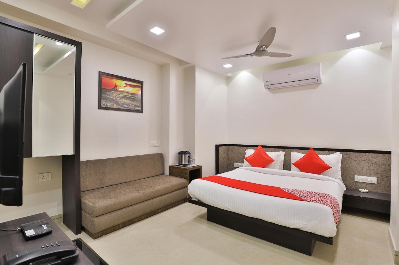 Oyo 23289 Hotel Anmol Palace Ahmedabad Exteriör bild