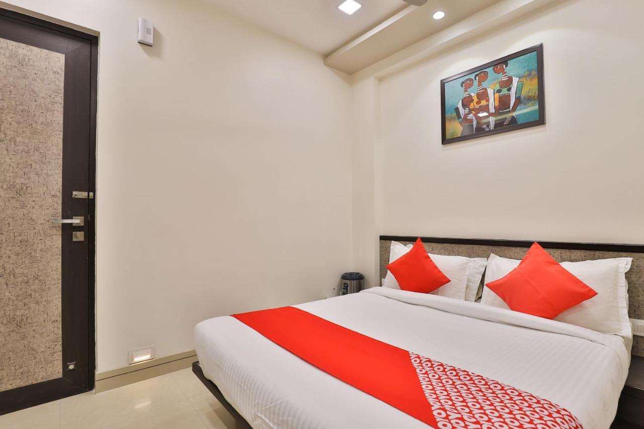 Oyo 23289 Hotel Anmol Palace Ahmedabad Exteriör bild