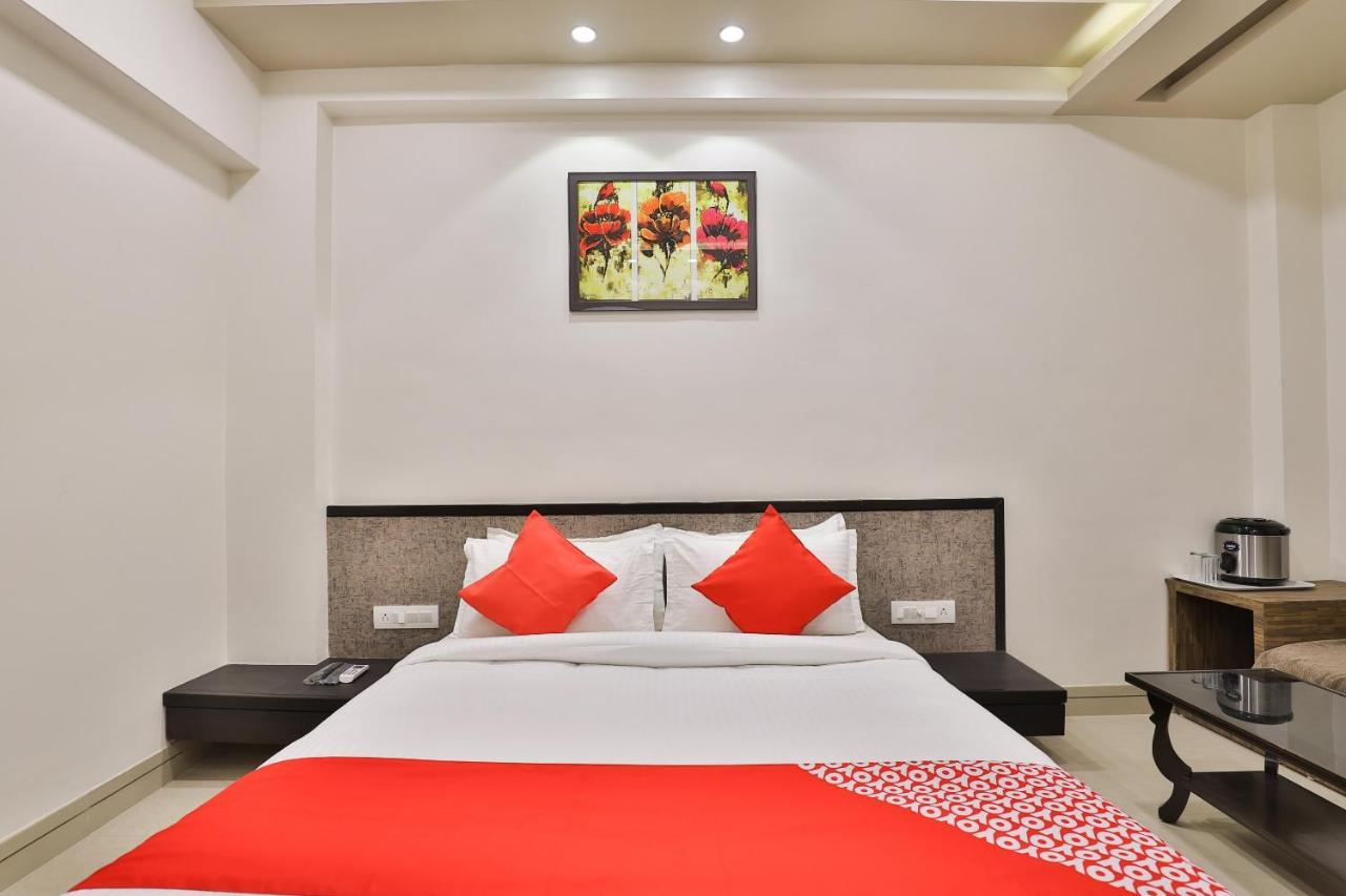 Oyo 23289 Hotel Anmol Palace Ahmedabad Exteriör bild