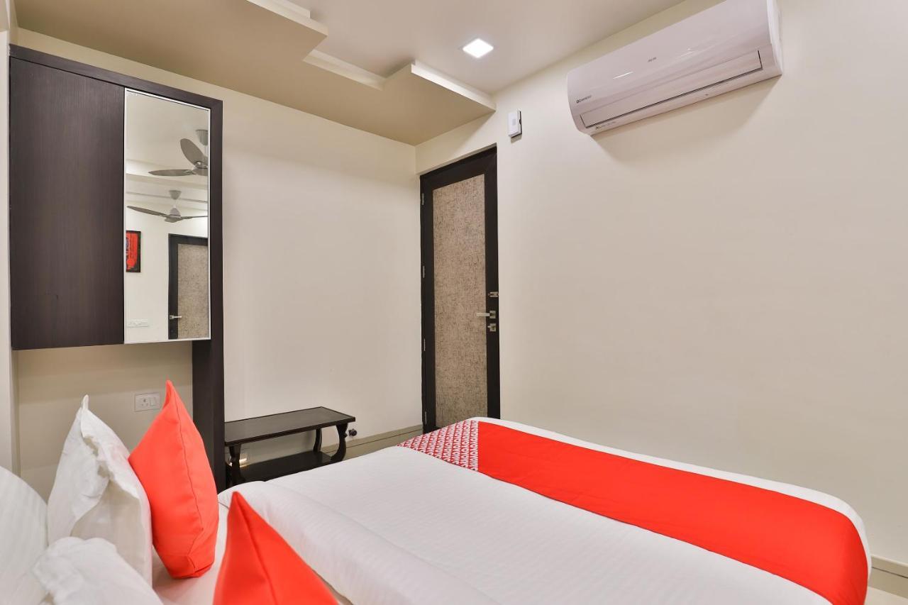 Oyo 23289 Hotel Anmol Palace Ahmedabad Exteriör bild