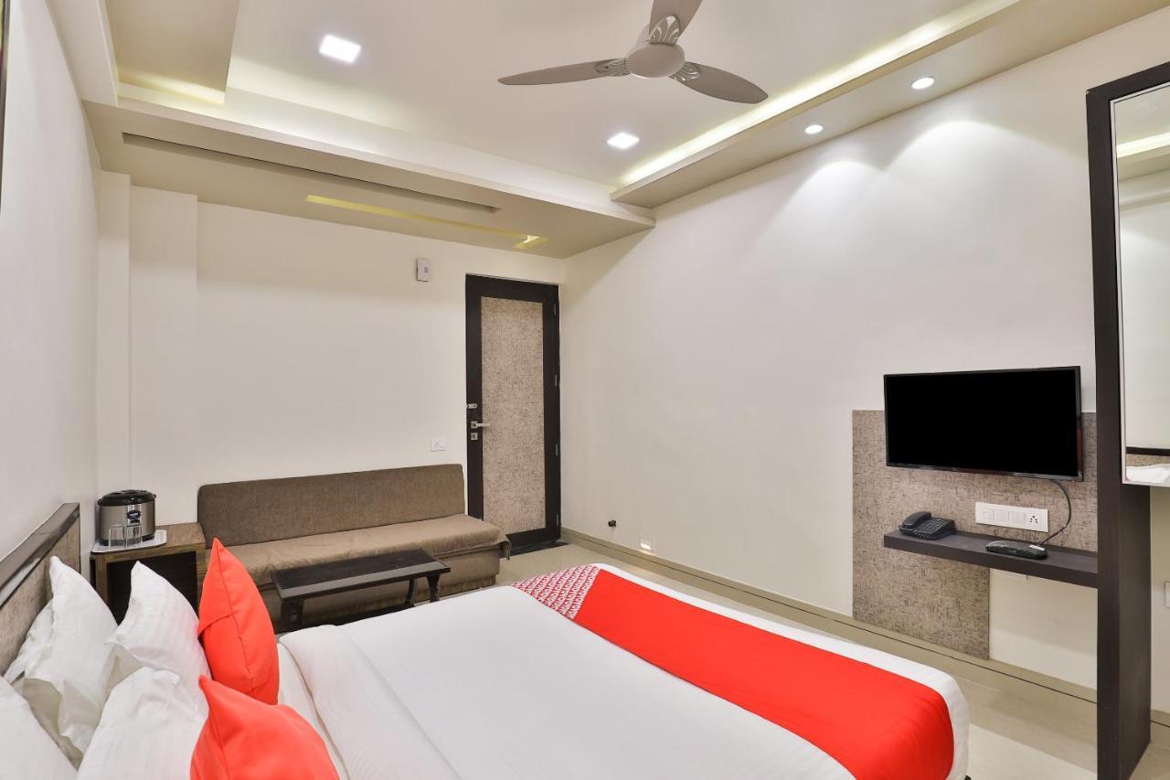 Oyo 23289 Hotel Anmol Palace Ahmedabad Exteriör bild