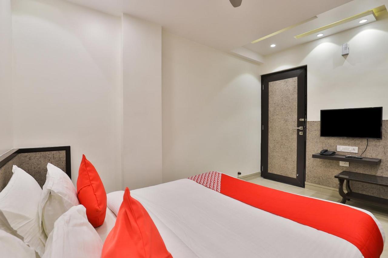 Oyo 23289 Hotel Anmol Palace Ahmedabad Exteriör bild