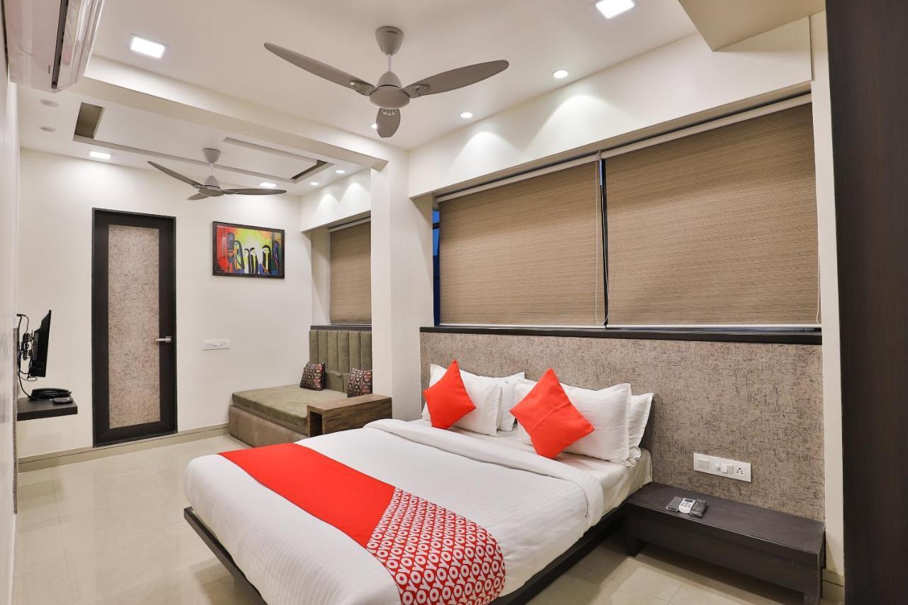 Oyo 23289 Hotel Anmol Palace Ahmedabad Exteriör bild