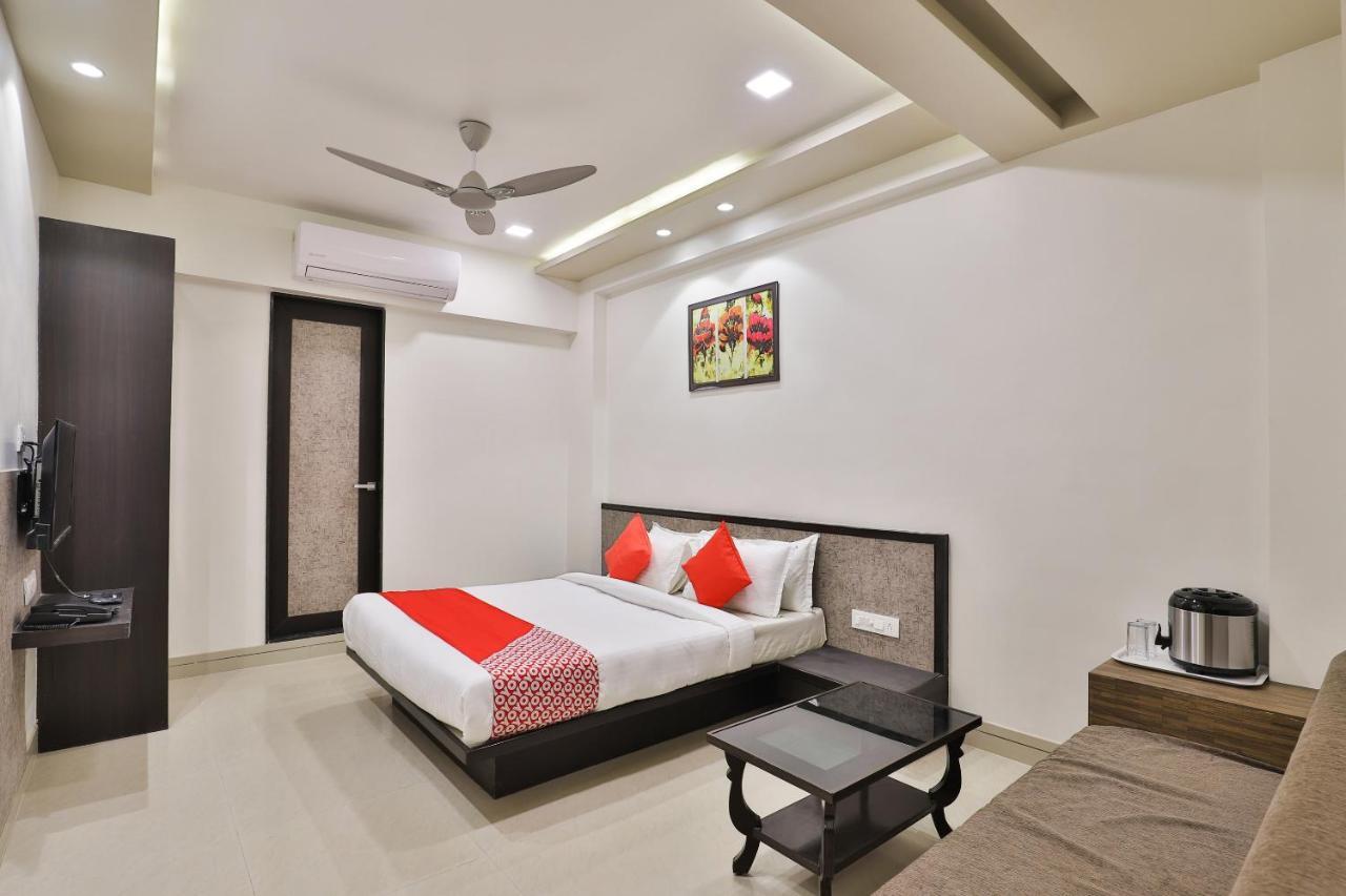 Oyo 23289 Hotel Anmol Palace Ahmedabad Exteriör bild