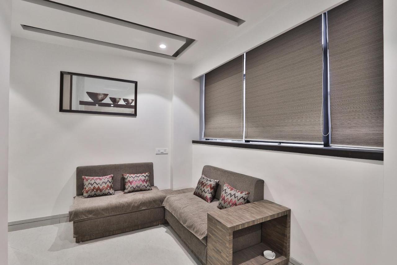 Oyo 23289 Hotel Anmol Palace Ahmedabad Exteriör bild