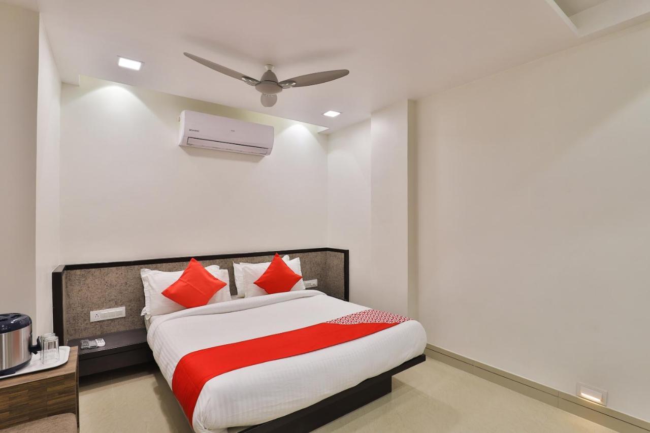 Oyo 23289 Hotel Anmol Palace Ahmedabad Exteriör bild