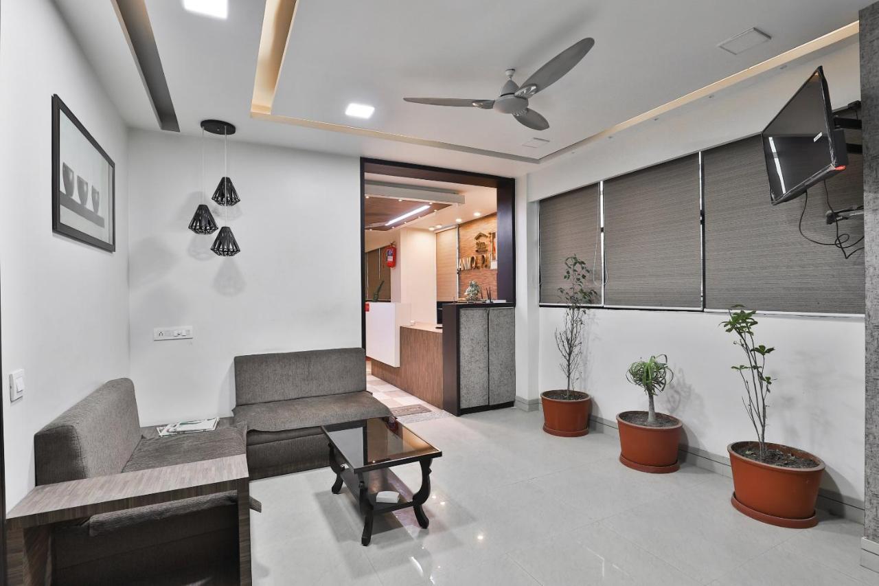 Oyo 23289 Hotel Anmol Palace Ahmedabad Exteriör bild