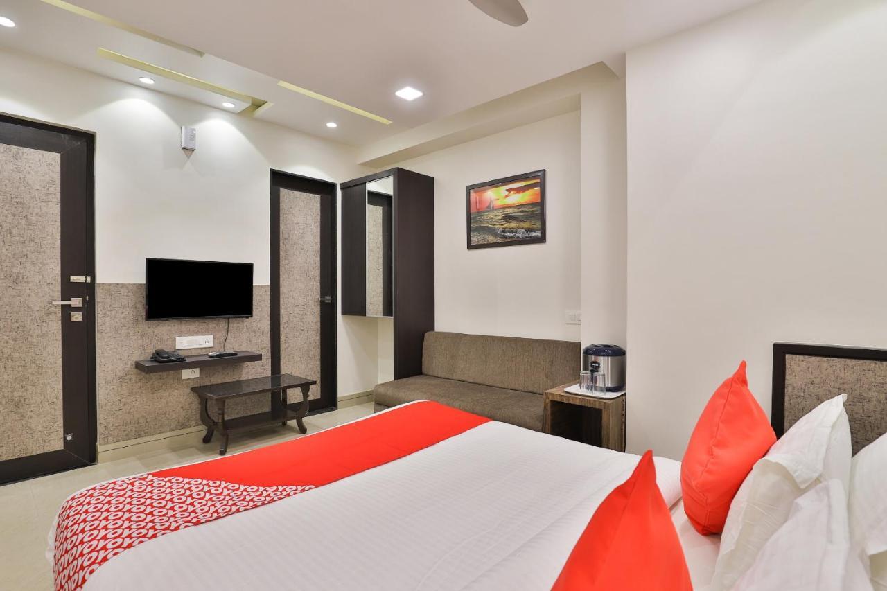 Oyo 23289 Hotel Anmol Palace Ahmedabad Exteriör bild
