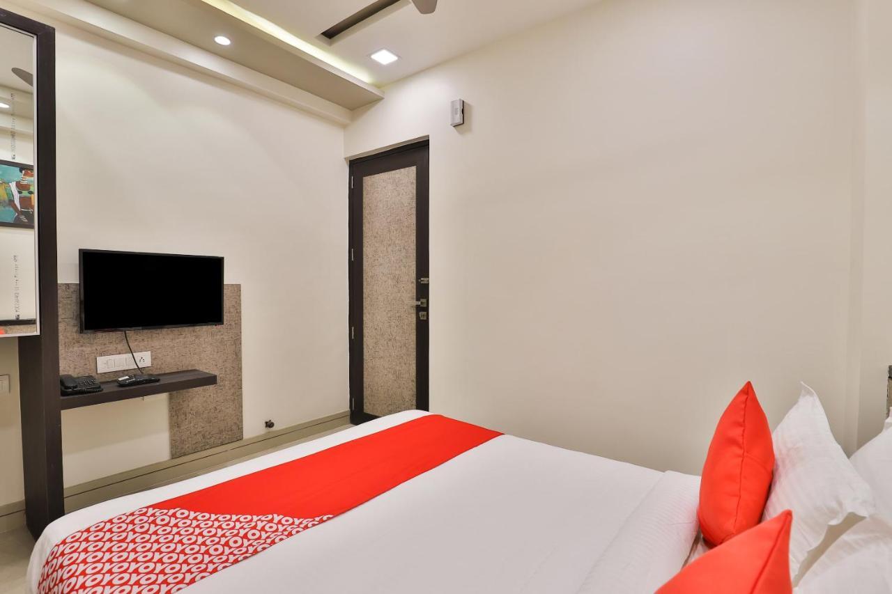 Oyo 23289 Hotel Anmol Palace Ahmedabad Exteriör bild